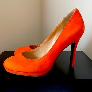 STAND OUT in these orange 8.5 Jessica Simpson’s